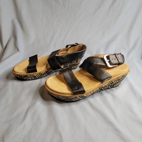 Vionic women's Cancun black leather woven wedge sandals - Picture 13 of 13